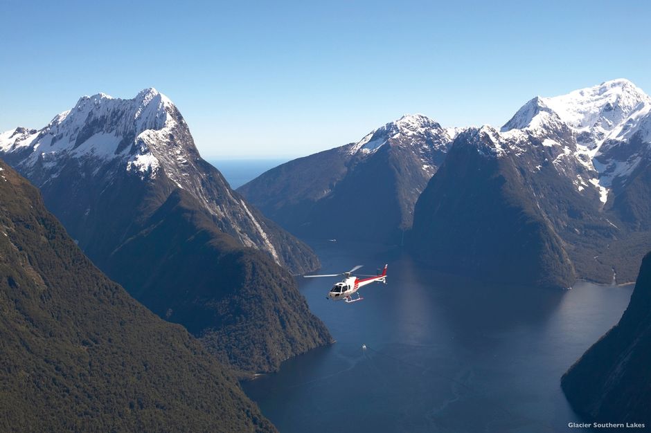 氷河とサザンレイクス地方の上空を行く遊覧飛行は絶景の連続です。