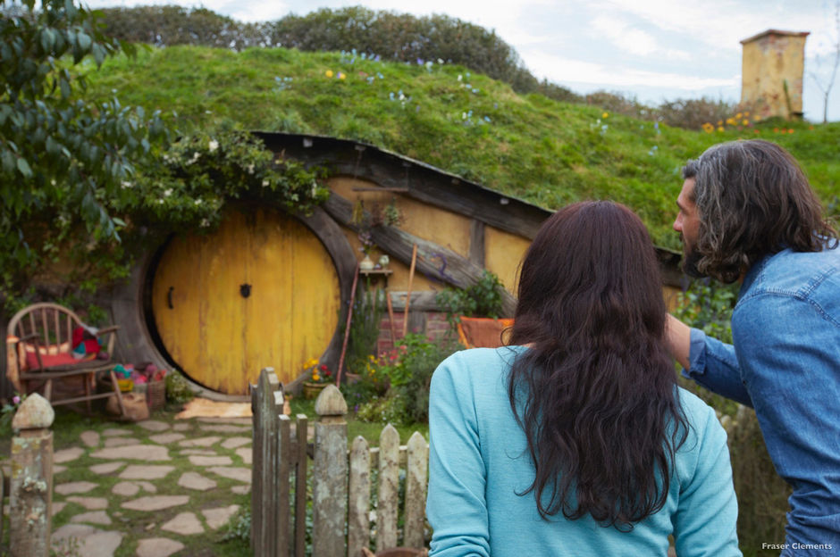 Die Hobbiton-Filmsets der Trilogien „Herr der Ringe“ und „Der Hobbit“ wurden dauerhaft auf dem hügeligen Farmland bei Matamata errichtet – eine schöne zweistündige Fahrt von Auckland.