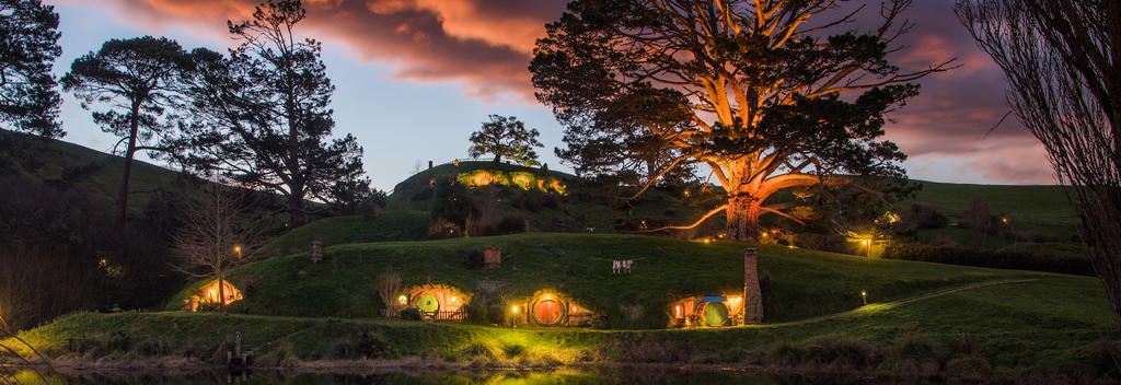 Die Filmkulissen von Hobbingen (Hobbiton™) in der grünen Umgebung Matamatas wirken zum Sonnenauf- oder Untergang besonders spektakulär.