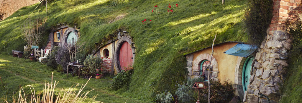 Die durch hohe Bäume geschützten Hobbit-Häuser am Hobbiton Movie Set weisen schöne Details auf.