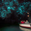 乘船静静地驶入举世闻名的怀托摩萤火虫洞（Waitomo Glowworm Caves），让头上成千上万只神奇的萤火虫带给你惊喜。