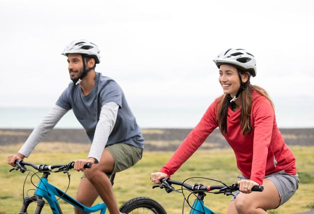 Easy riding, glorious scenery and sunny days make Hawke’s Bay Trails the perfect way to spend a family friendly holiday. Highlights include art deco Napier, Hawke’s Bay wineries, Te Mata Peak and Cape Kidnappers. 