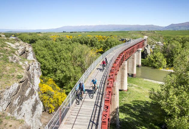 The Otago Central Rail Trail offers a classic blend of scenic splendour, fascinating history, friendly towns, delicious local food and Central Otago wines.  