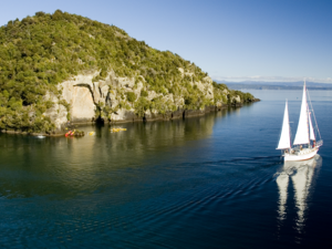 航行到陶波湖（Lake Taupo）矿山湾（Mine Bay），欣赏令人印象深刻的毛利岩雕。