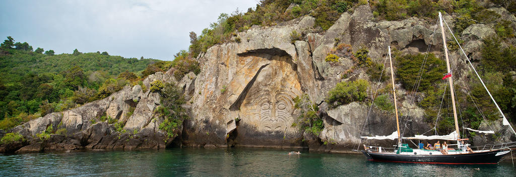 航行去看一看矿山湾（Mine Bay）的毛利石雕。