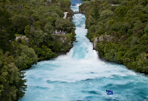 Die Huka Falls bei Taupō in Neuseeland beeindrucken durch ihr schieres Volumen. 220.000 Liter Wasser rauschen pro Sekunde den Wasserfall hinunter.