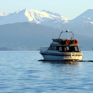 Staunen Sie bei einer Bootsfahrt über den Lake Taupo über imposante Vulkane, hügeliges Weideland und Felsformationen.