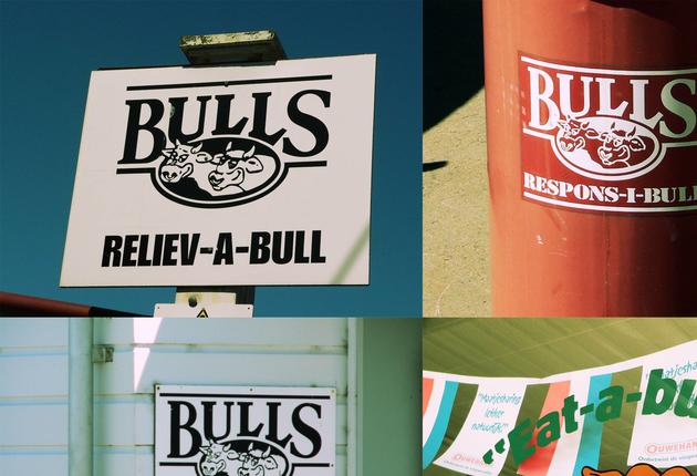 Bummele in Bulls durch Cafés, Pubs und Antiquitätenläden. Witzige Bullenschilder sind an allen örtchen – zur Toilette folge einfach den „Relieve-a-Bull“-Schildern.