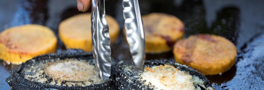 将黑金鲍和甜土豆放在热铁板上烤