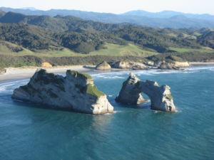 Die Felsbögen von Wharariki auf einem Golden Bay Rundflug von Air West Coast.