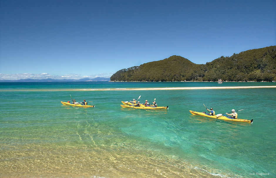 在亚伯塔斯曼国家公园（Abel Tasman National Park）的玛拉豪（Marahau）租一艘海上皮艇或加入导游陪同的皮艇探险旅行。