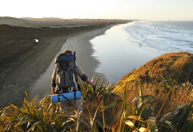 Bekannt für spektakuläre Sonnenuntergänge und eine der besten linkshändigen Surfwellen der Welt ist Ninety Mile Beach ein fast endloses Strandparadies.