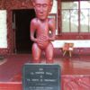 トリティ・グラウンド内のマオリの集会所。テ・ティリティ・オ・ワイタンギと名付けられた集会所。1940年2月6日、ワイタンギ条約締結100周年を祝って建てられました。