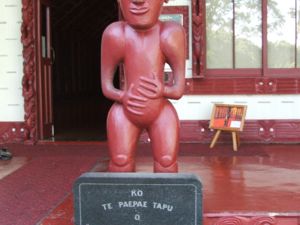 Ein Versammlungshaus der Maori auf dem Gelände Te Whare Runanga, auch Te Tiriti o Waitangi genannt, wurde anlässlich des 100. Jahrestags der Vertragsunterzeichnung am 6. Februar 1940 errichtet.