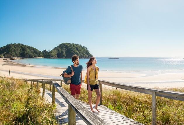 Die milde Sommersaison in Neuseeland erstreckt sich von Dezember bis Februar. Es ist die perfekte Zeit zum Schwimmen, Surfen und für Touren. 