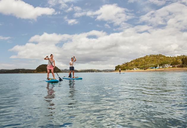 立式桨板运动是探索新西兰迷人的海岸风光、湖泊和岛屿的绝佳方式之一。