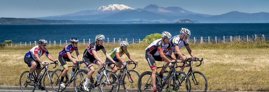 Vor dem spektakulären Hintergrund des Lake Taupo und Mt. Ruapehu findet ein Teil des Lake Taupo Cycle Challenge statt.