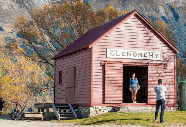 Nur 45 Minuten von Queenstown entfernt, liegt Glenorchy am nördlichen Ufer des Lake Wakatipu, der Ausgangspunkt zu Wanderwegen und Mittelerde Magie.