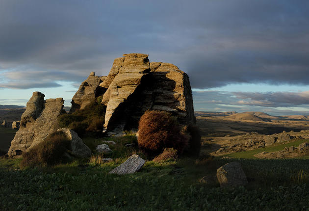 Central Otago bietet eine gewaltige Landschaft für Camper: Neuseelands Süden ist hier sonnenverbrannt, trocken und braun mit verwitterten Bergen, alpinen Kräuterfeldern und wilden Flüssen.