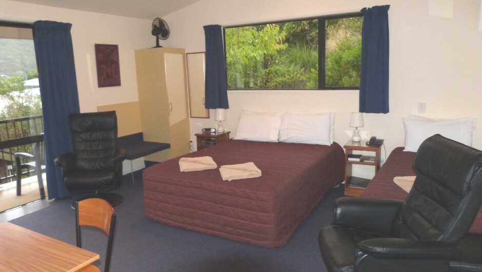 Room 10 (Balcony deluxe) Quuen & single bed in same room