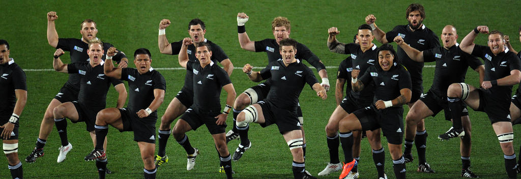 Los All Blacks realizan la danza “haka”