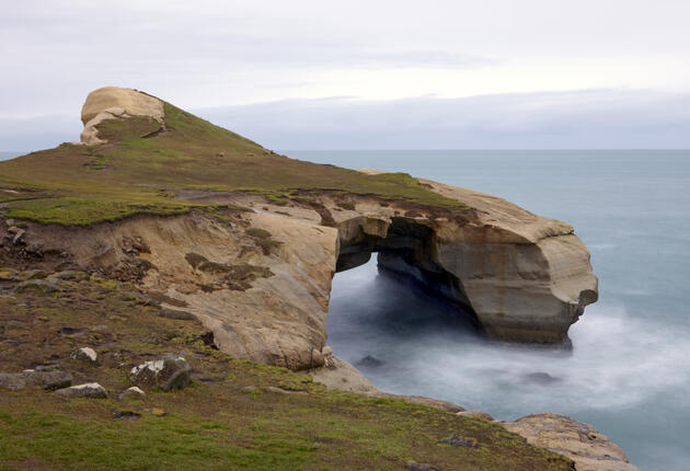 바닷물로 만들어진 자연 조각 사암지대. 터널을 통과해 내려가다 보면 옛 화석도 볼 수 있다.