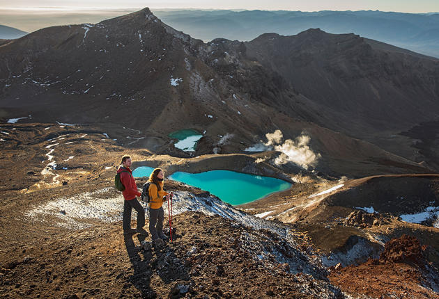 トンガリロ、ナウルホエ、ルアペフの3つの火山を中心としたトンガリロ国立公園は、ニュージーランドで最もドラマチックな風景が見られる場所です。