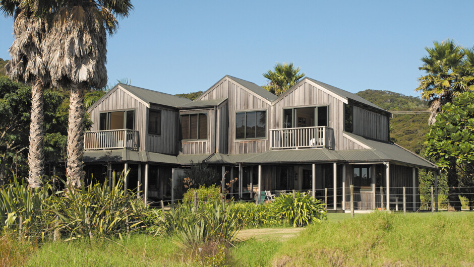 Pawhaoa Bay Lodge Villas from beach