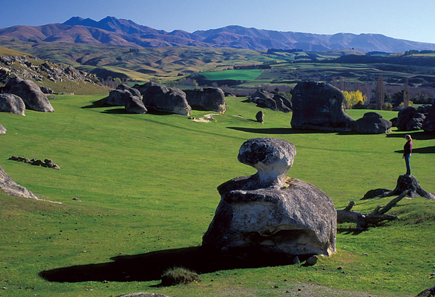 Waitaki, auf der Südinsel Neuseelans, beeindruckt mit unvergesslichen Felsformationen und endloser Natur.  Spann dich aus, erkunde das Waitaki Valley und besuche die berühmten Moeraki Boulders.