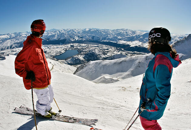 Jaw-dropping scenery and fun on the slopes await visitors to Queenstown during this 5-day skiing itinerary.