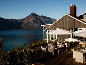 Die 11 Suiten, die alle über riesige Panoramafenster verfügen, lassen erahnen, warum Matakauri Lodge besonders bei Flitterwöchnern so beliebt ist.