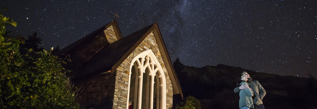 In klaren Nächten lädt die Kapelle auf dem Stoneridge Estate am Lake Hayes zum Verweilen und Sternebeobachten ein