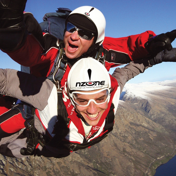 Beim Fallschirmspringen über Queenstown wird ein breites Grinsen Ihr Gesicht zieren.