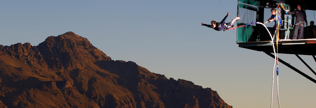 Wage zum Sonnenuntergang den Sprung ins Ungewisse am Ledge Bungy.