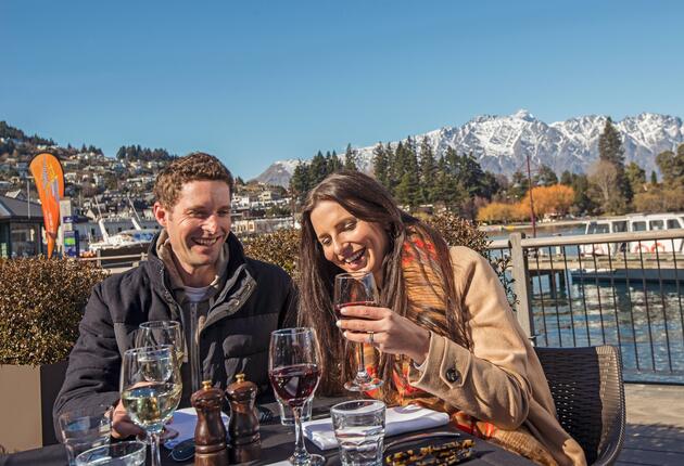 Queenstown is world-famous for delicious food, amazing wine, and epic nightlife. With over 150 bars, restaurants and cafés, there is something for everyone. Here are our top things for food and drink lovers to do in Queenstown.