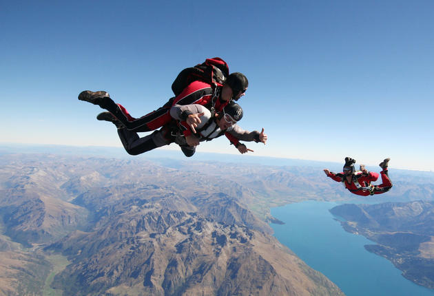 スカイダイビングはニュージーランドで人気の高いアドベンチャー・アクティビティです。何千メートルもの上空から見下ろす景色は、他と比べようがないほどの絶景です。
