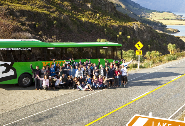 レンタカー以外の交通手段でニュージーランド各地を巡るには、バスや観光バスが便利です。ゆったりと座席に座って、車窓からの眺めを楽しみながら移動することができます。