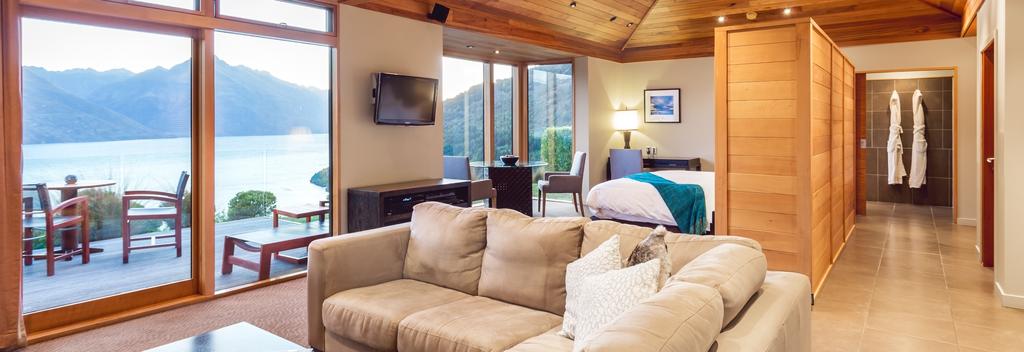 Azur is a contemporary lodge overlooking some of the most spectacular scenery in New Zealand.