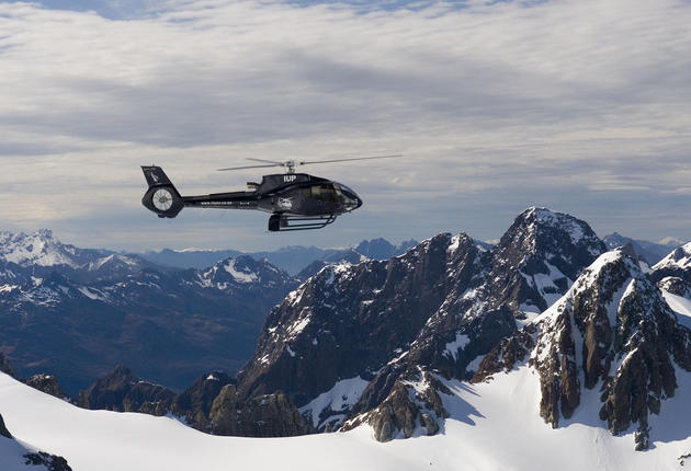 乘坐小型飞机或直升机进行空中观光，体验新西兰壮丽的终极地貌景观。