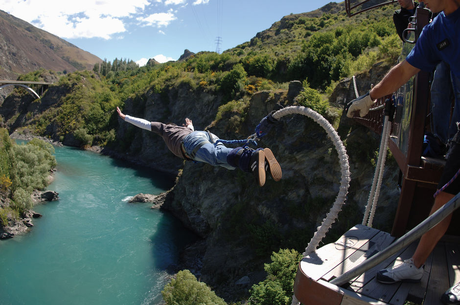 Erlebe bei einem Bungeesprung von der Kawerau-Brücke in Queenstown den ultimativen Adrenalinkick.