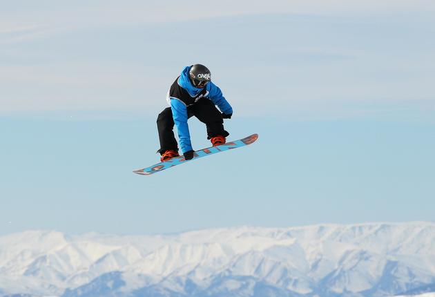 Skifahren und Snowboarden