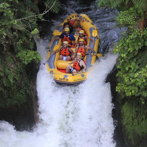 Miss dich mit den Kräften der Natur am Kaituna River von Rotorua, dem höchsten kommerziell befahrbaren Wasserfall der Welt.