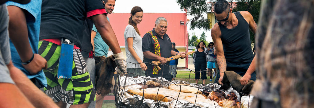 Genieße eine traditionelle Hangi-Festmahlzeit aus dem Erdofen.