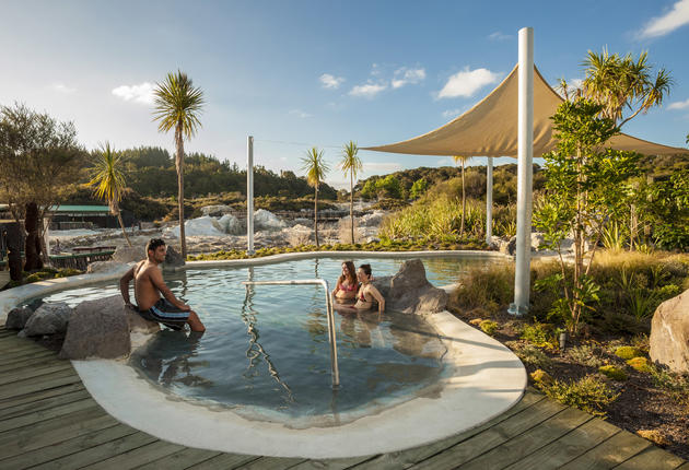 罗托鲁瓦（Rotorua）活跃的地热景观非常有名。躺进天然温水矿泉池，享受舒爽保健水疗——这就是体验本地特色的最佳方式。