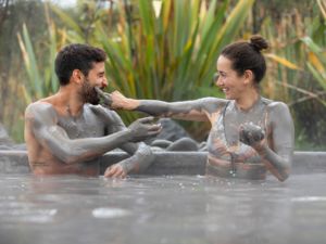 Erlebe Neuseelands einzigartiges, Maori-geführtes und kulturelles Schlamm-Thermalbad mit seinen dampfenden Quellen und Fumarolen.
