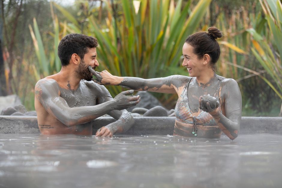 Erlebe Neuseelands einzigartiges, Maori-geführtes und kulturelles Schlamm-Thermalbad mit seinen dampfenden Quellen und Fumarolen.