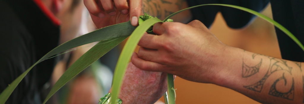 Die Maori-Handwerkskunst des Flachs-Webens ist nicht nur leicht zu erlernen, sondern gibt Ihnen auch die Möglichkeit, ein interessantes Souvenir mit nach Hause zu nehmen.