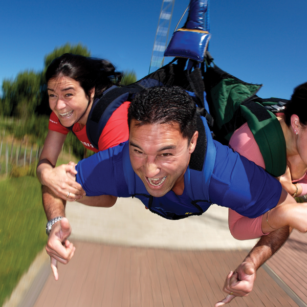 Auf der Swoop-Schaukel im Agroventure Park in Rotorua.