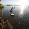 Paddleboarden bei Sonnenaufgang über Lake Rotorua ist pure Magie.