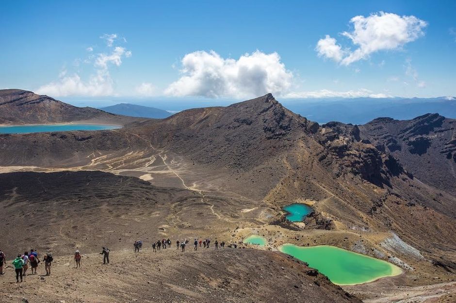 壮観な火山の荒野を行くトンガリロ・アルパイン・クロッシングは、世界でも最高と言われる日帰りウォークです。